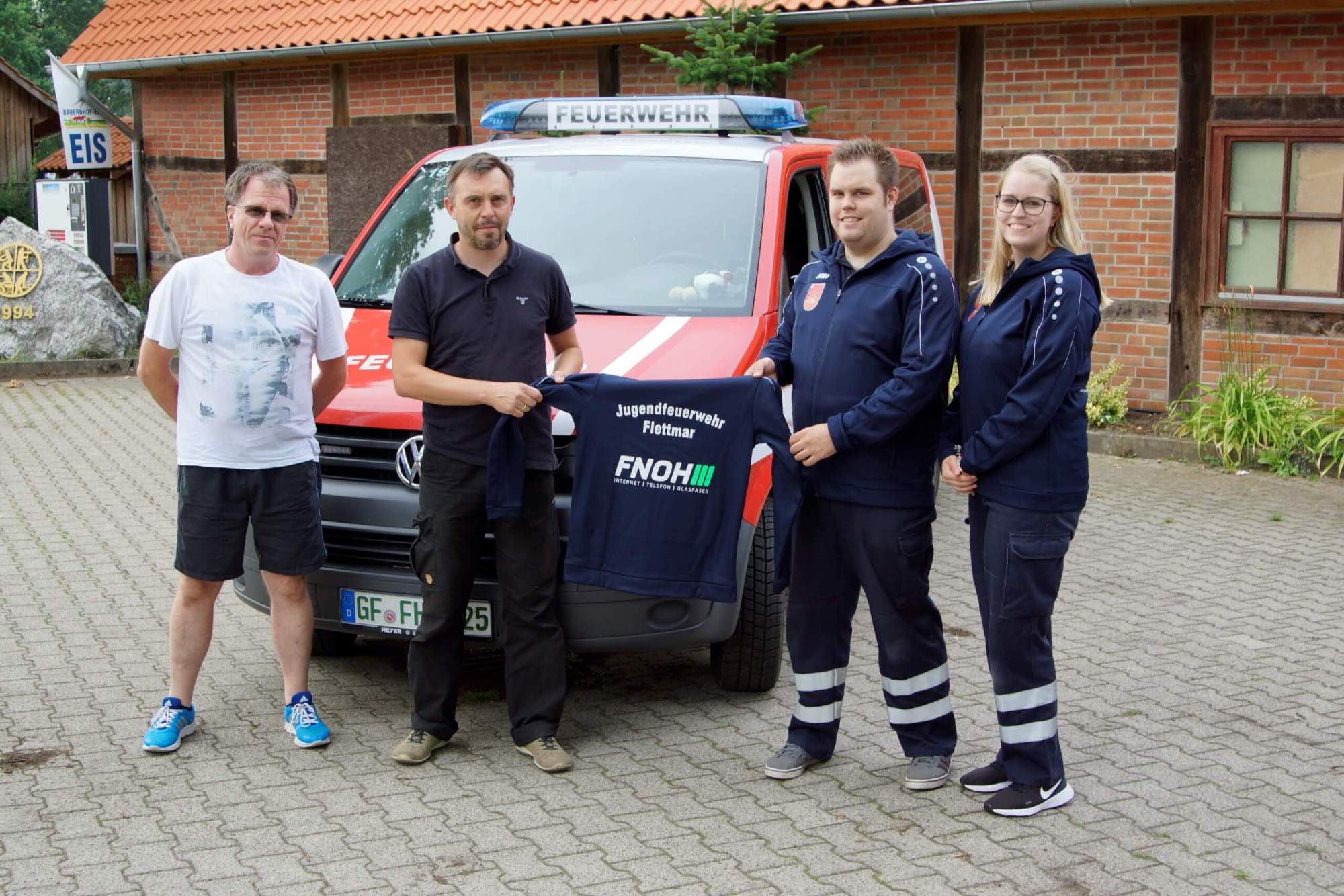 Sponsoring Jugendfeuerwehr Flettmar Übergabe Shirts an Jugendfeuerwehr Flettmar